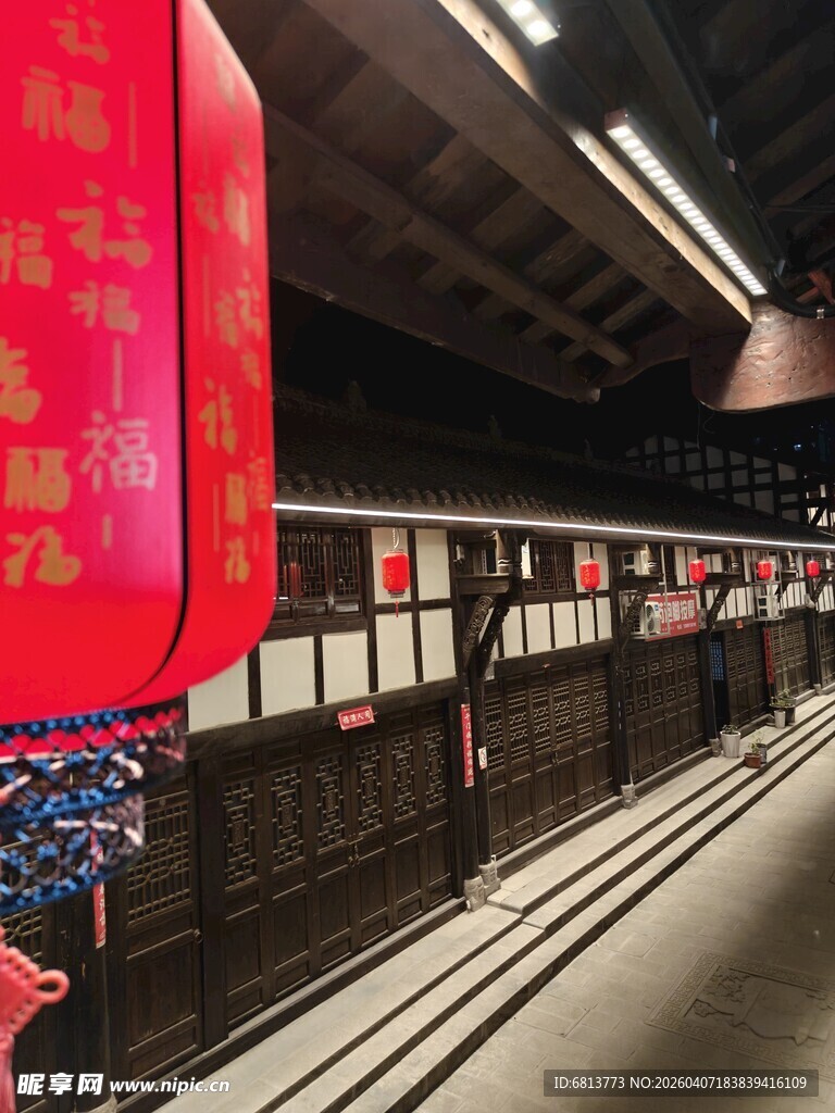 地铁站内的喜庆红灯笼