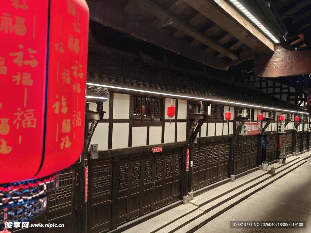 地铁站内的喜庆红灯笼