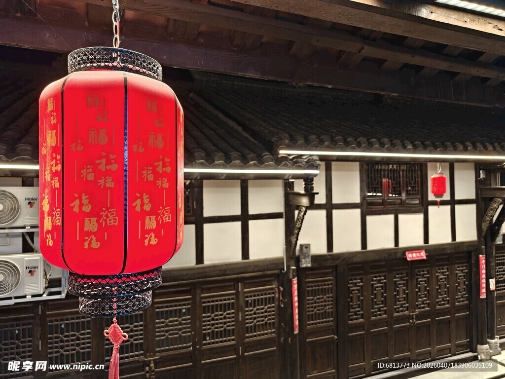 中式红灯笼悬挂于传统建筑