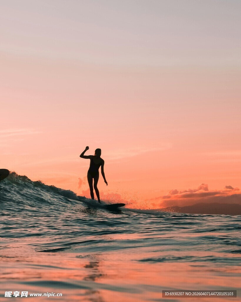 夕阳下冲浪者的潇洒身姿