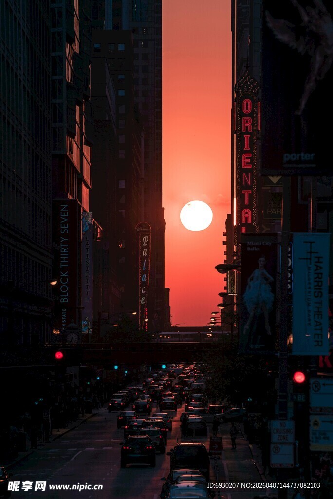 城市日落时分的街道景象