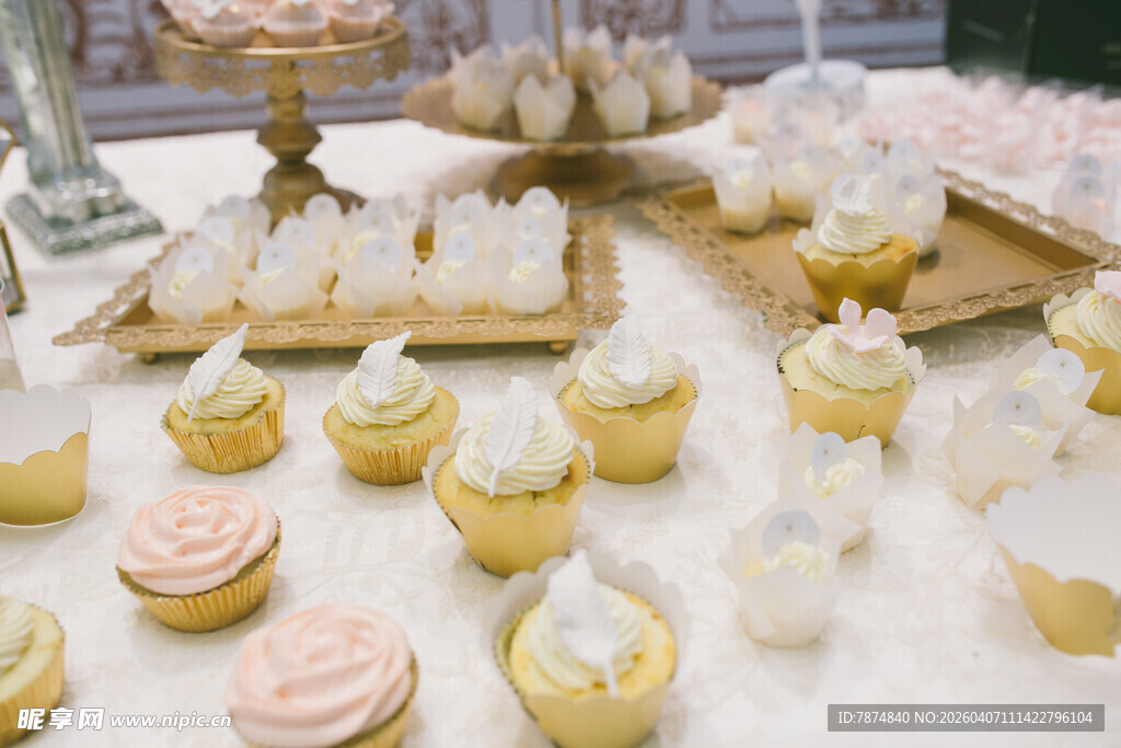 精美多彩纸杯蛋糕展示