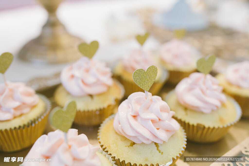 精致粉色爱心装饰纸杯蛋糕