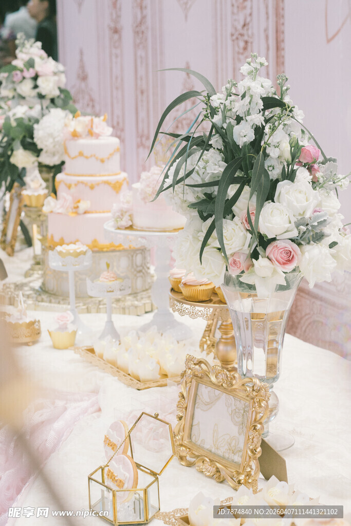 奢华金色系婚礼甜品布置