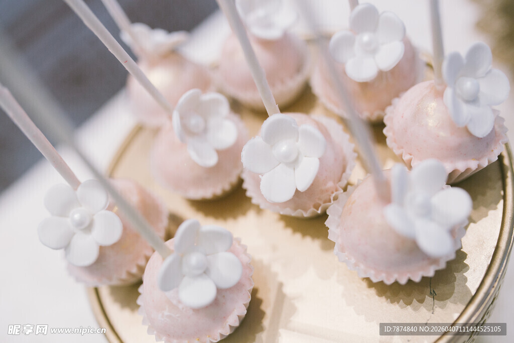 精致粉色花朵装饰小蛋糕