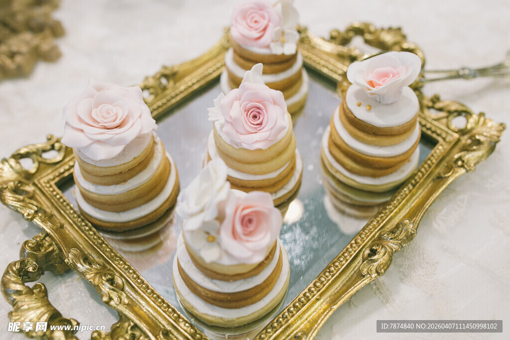 金色托盘上的精致奶油蛋糕