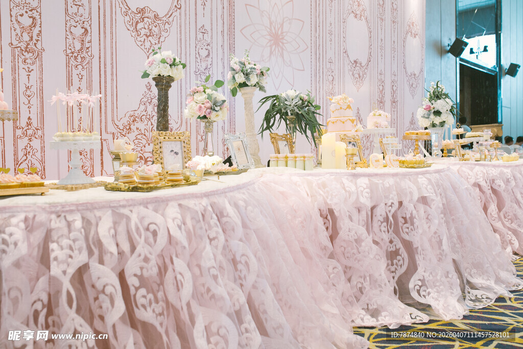 浪漫粉色系宴会桌布置