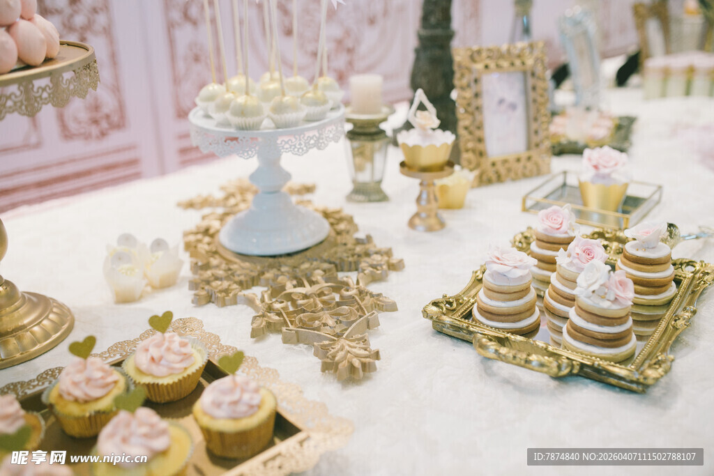 精致甜品装点优雅宴会场景