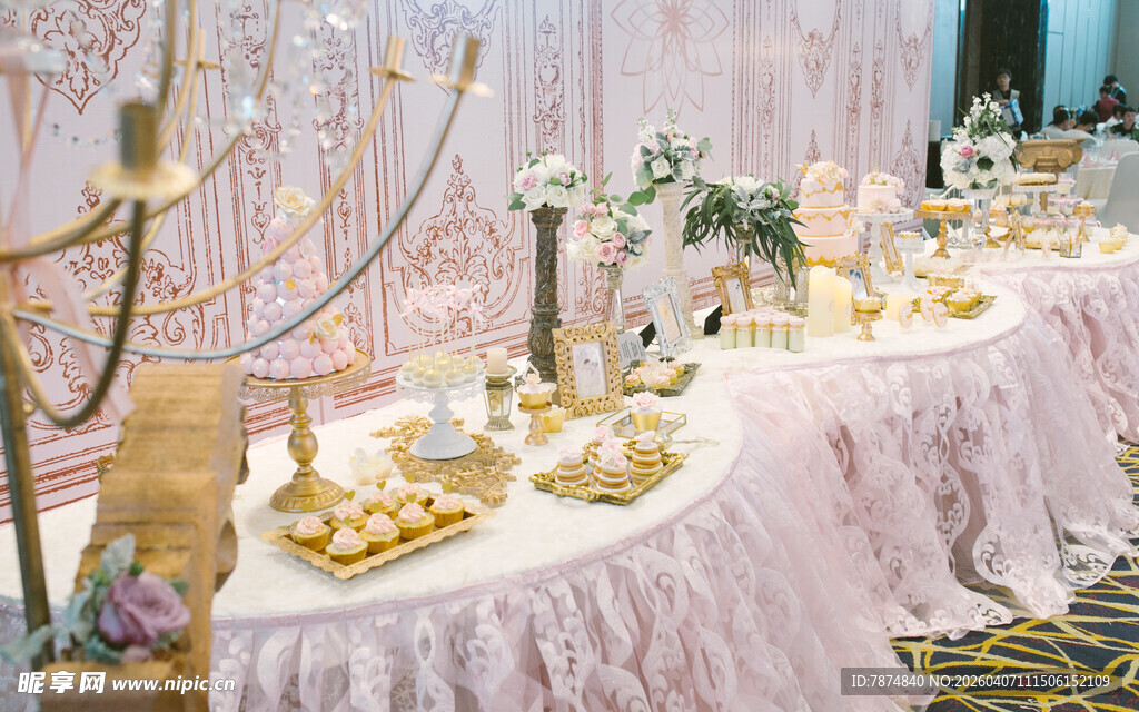 浪漫粉色系宴会餐桌布置