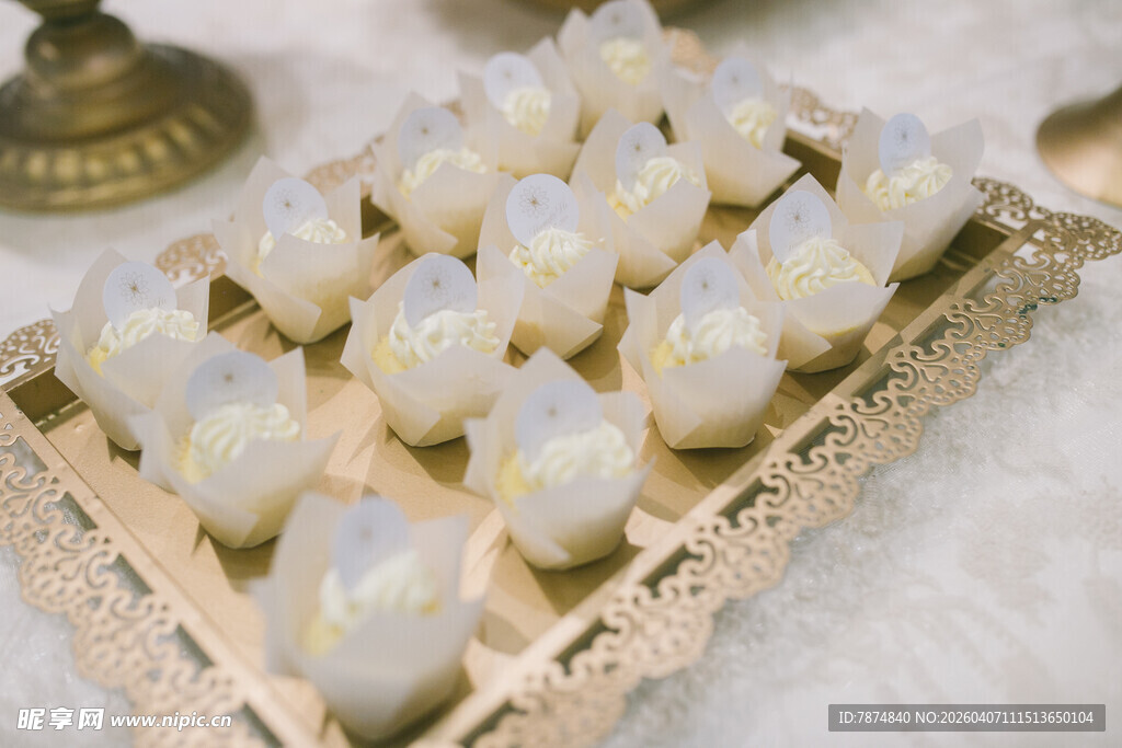 精致白色模具糕点