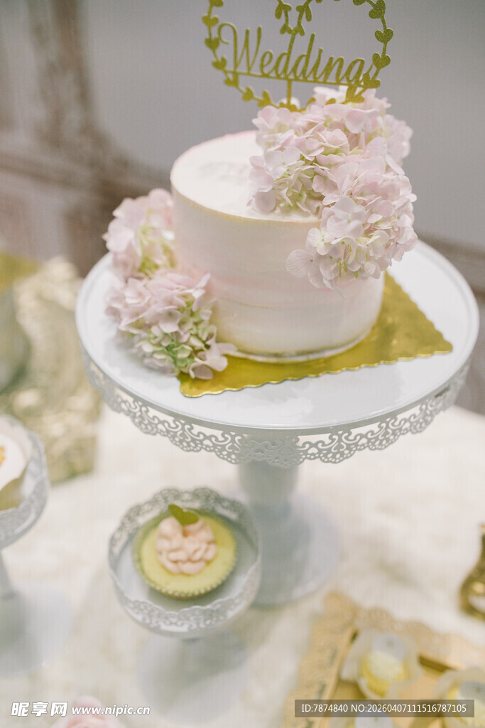精致花卉装饰的梦幻蛋糕