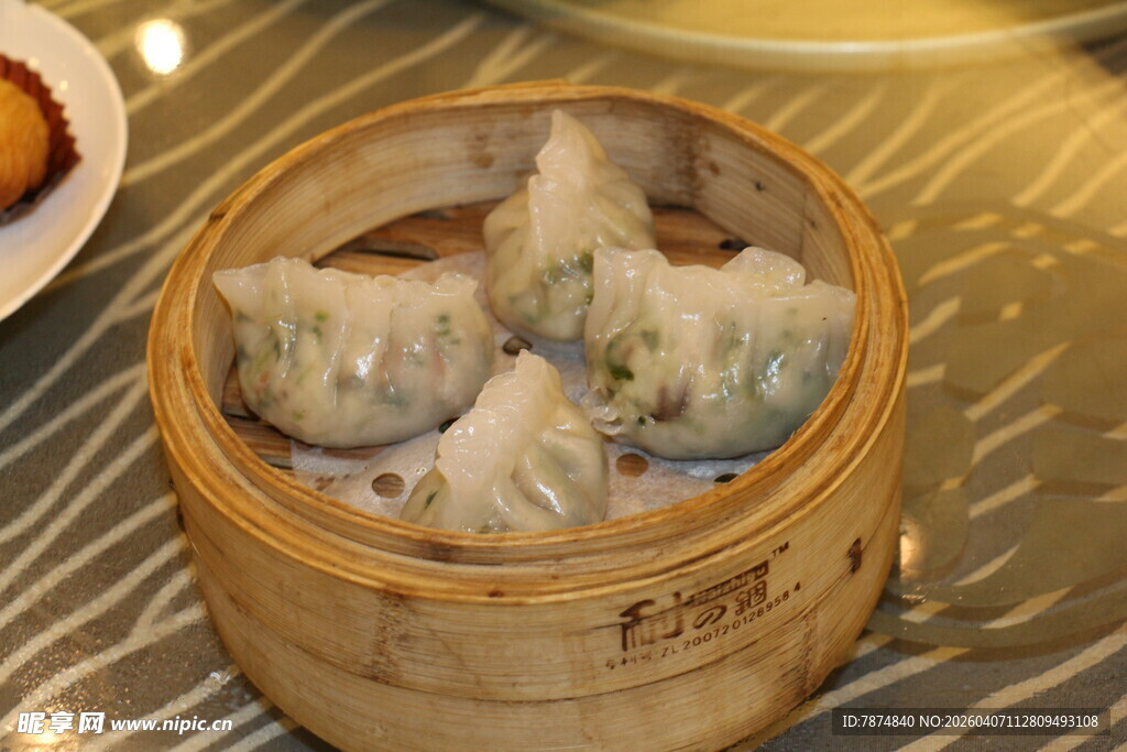 竹制蒸笼里的美味虾饺