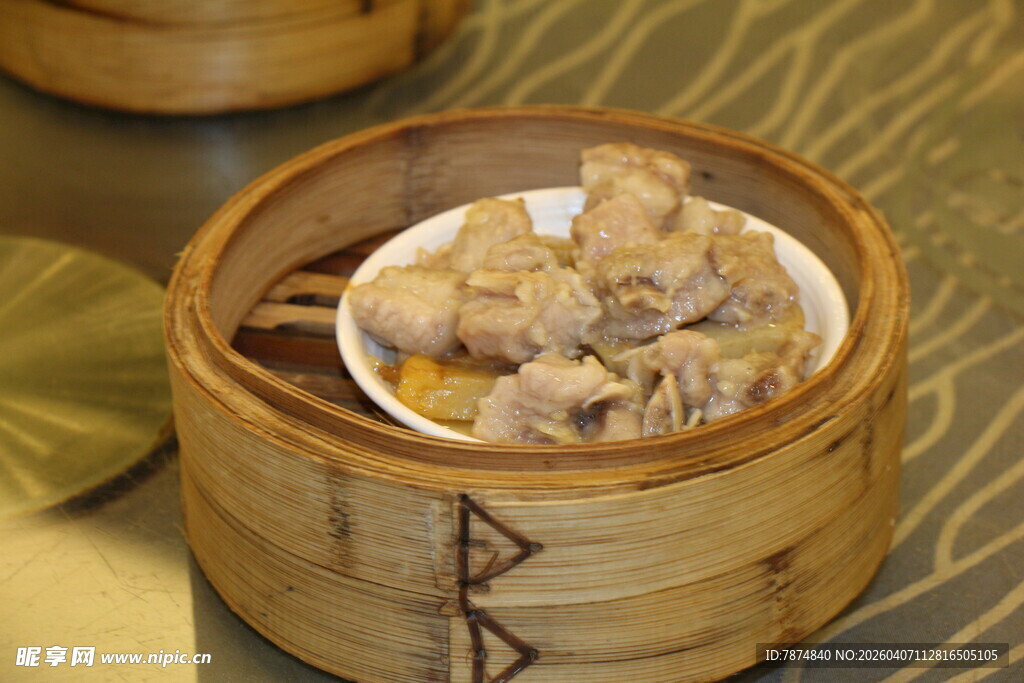 竹制蒸笼里的美味蒸排骨