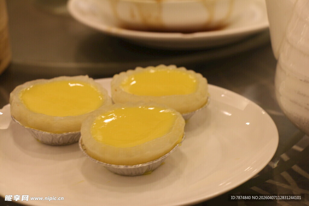 美味黄色蛋挞摆于盘中