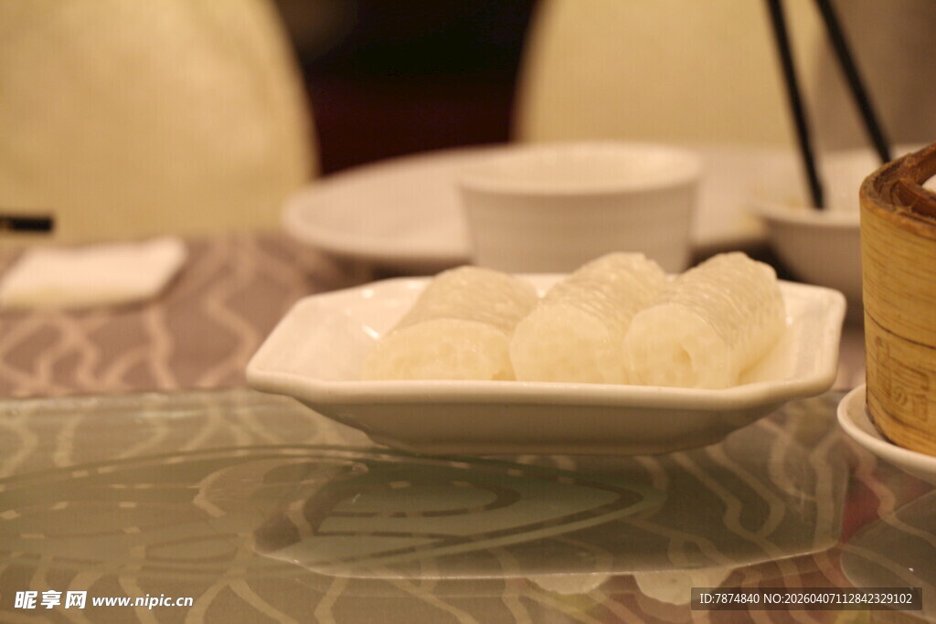 桌上白盘盛着美味团子