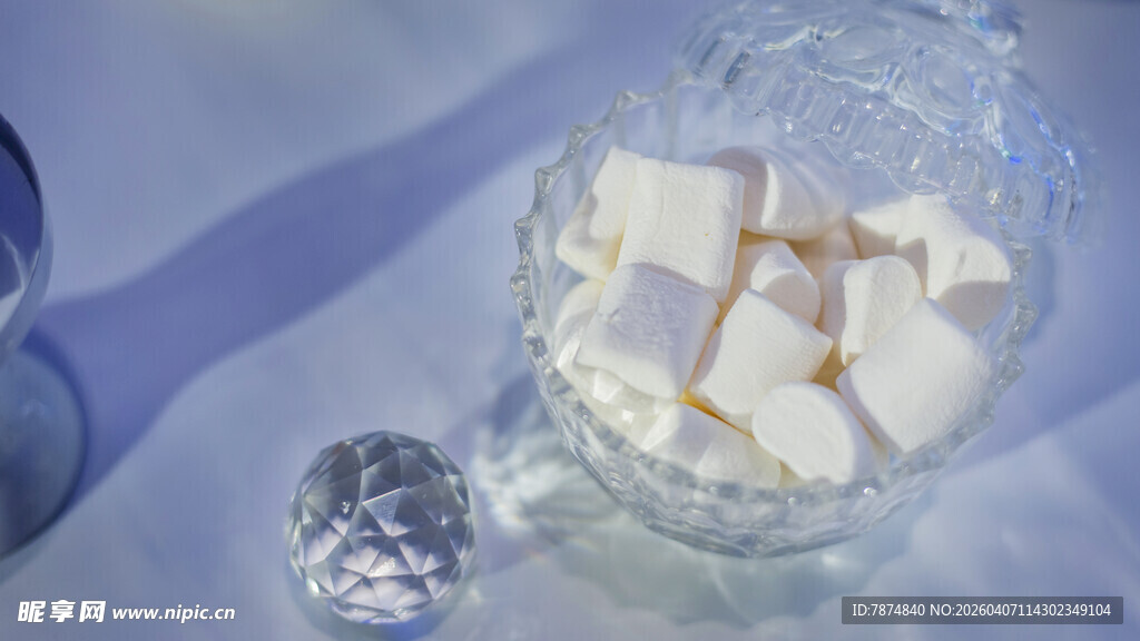 玻璃杯中装着的白棉花糖