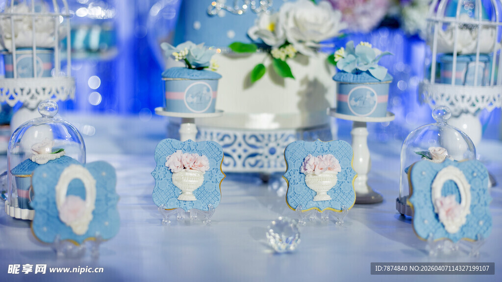 蓝色系精致婚礼甜品布置
