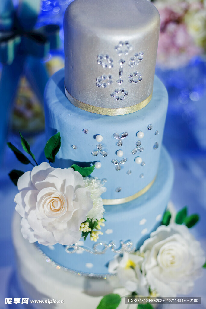 三层蓝白花卉装饰蛋糕