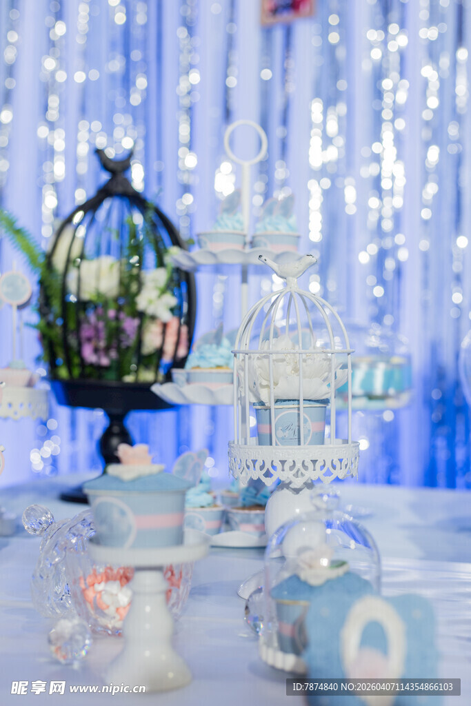 梦幻蓝色系婚礼桌饰布置