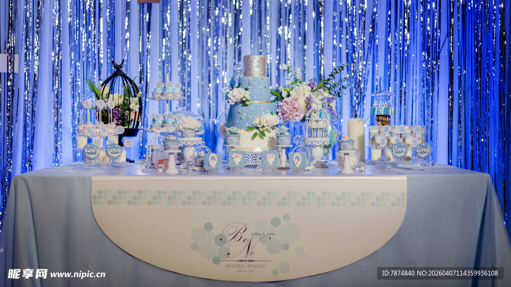 梦幻蓝色系婚礼甜品台布置