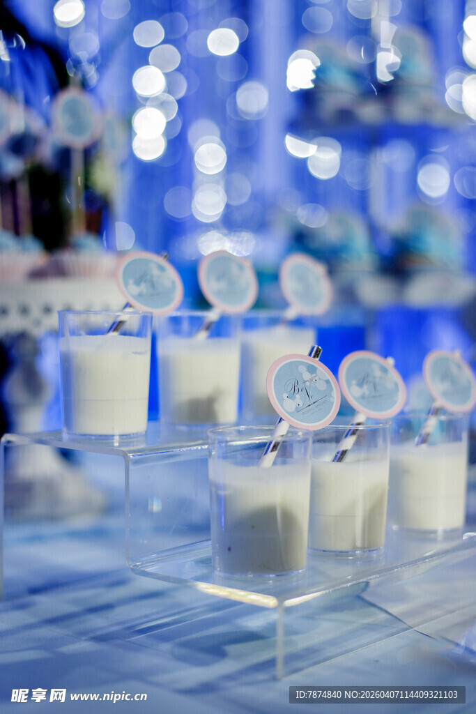 精致透明桌牌布置展示