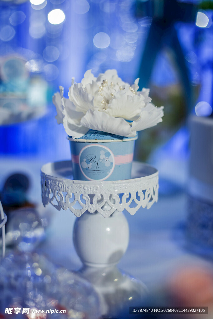 精致白色纸杯蛋糕摆台