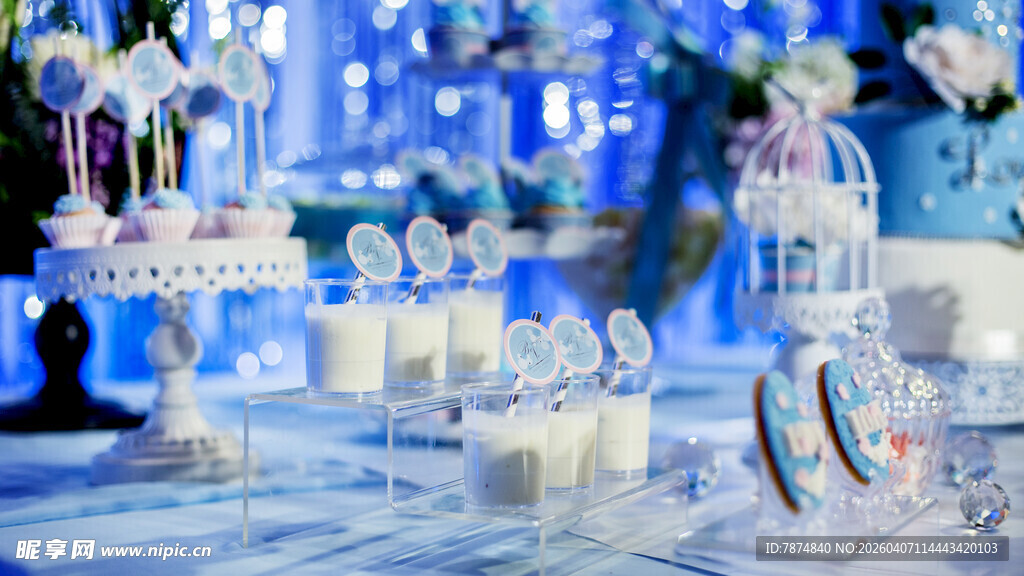 梦幻蓝色系精致婚礼甜品台