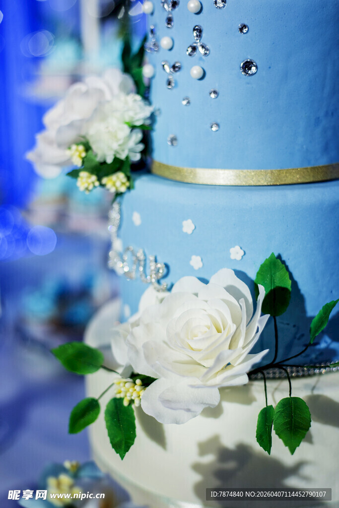 蓝色蛋糕配白色花卉装饰