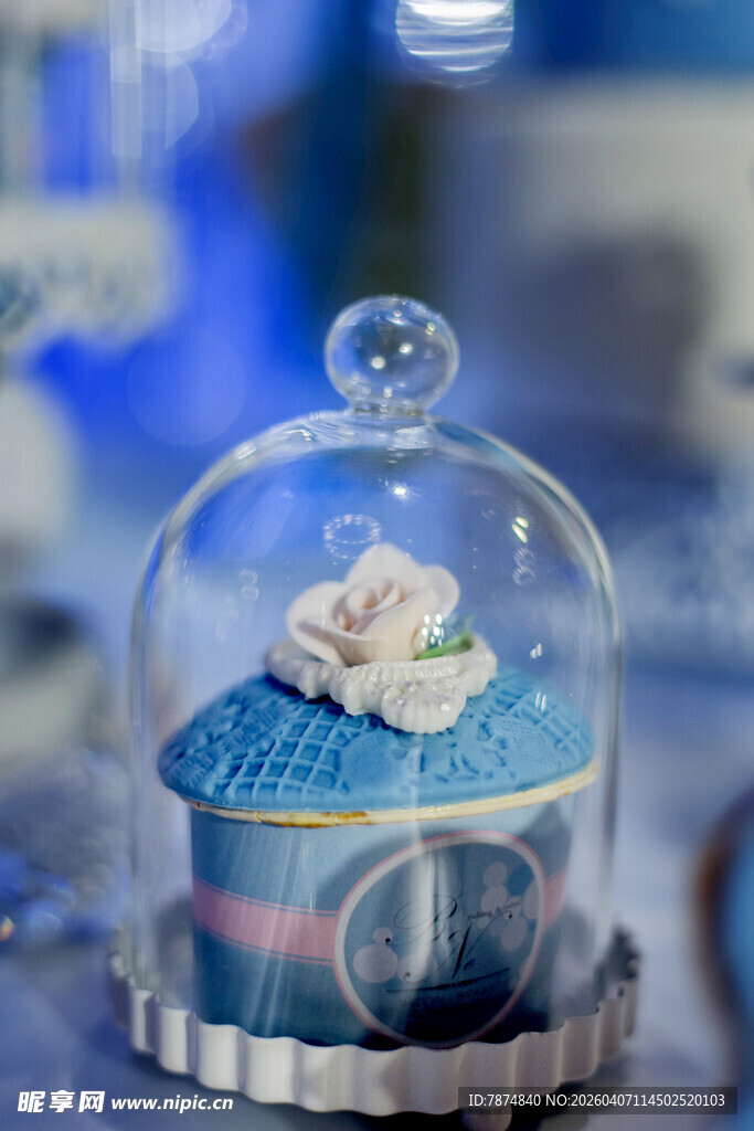 玻璃罩下的精致蓝色蛋糕