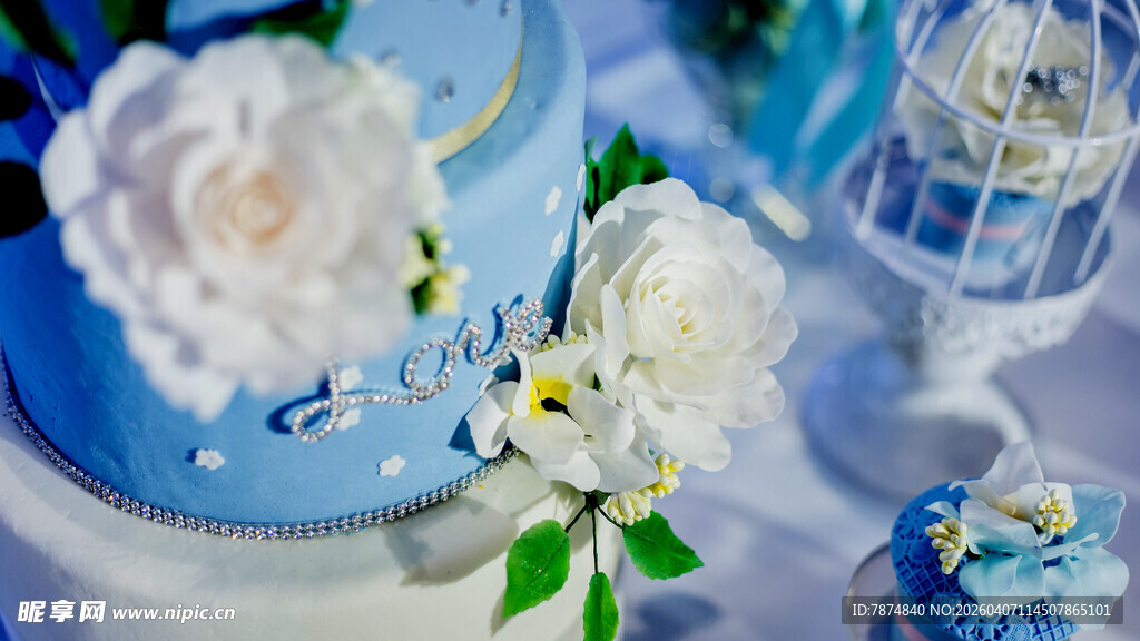 蓝色花卉装饰精美蛋糕