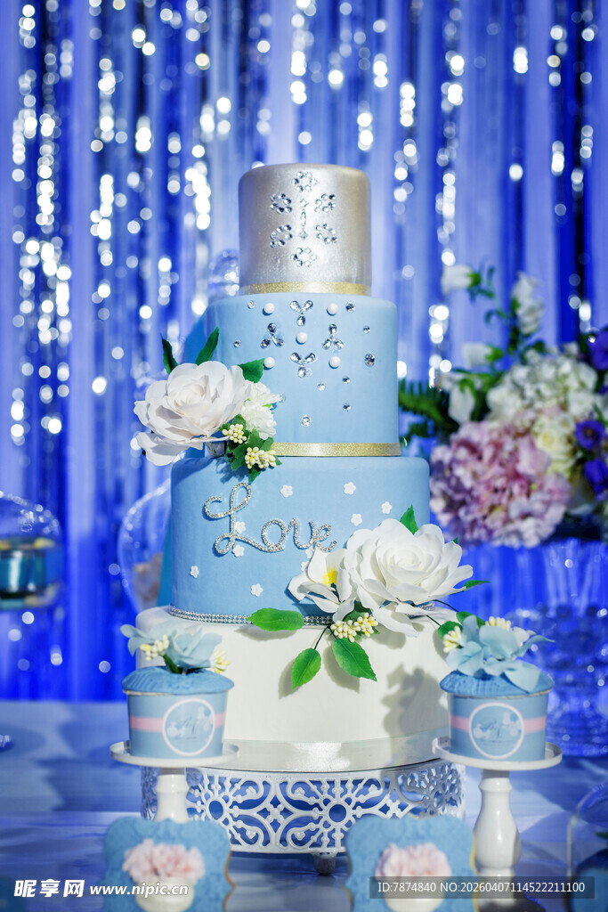 梦幻蓝色系多层婚礼蛋糕