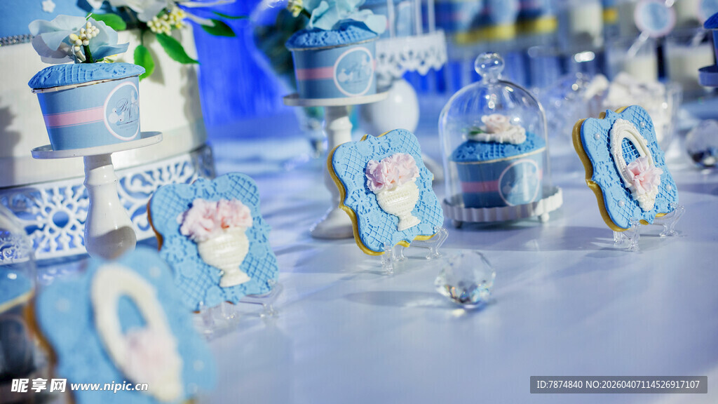 蓝色系精致甜品桌布置