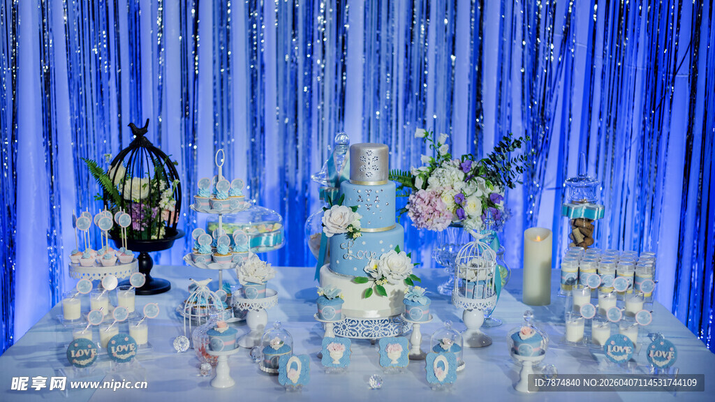 梦幻蓝色系婚礼甜品台布置