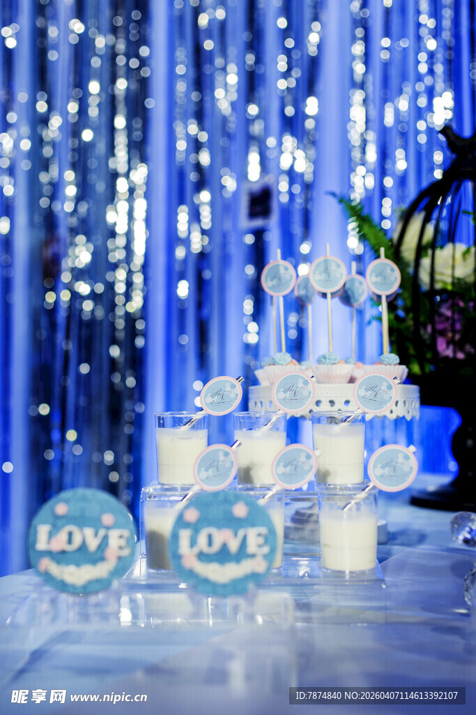 梦幻蓝色系婚礼蛋糕场景