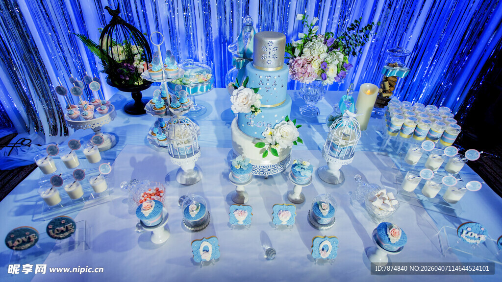 梦幻蓝色系婚礼甜品台布置