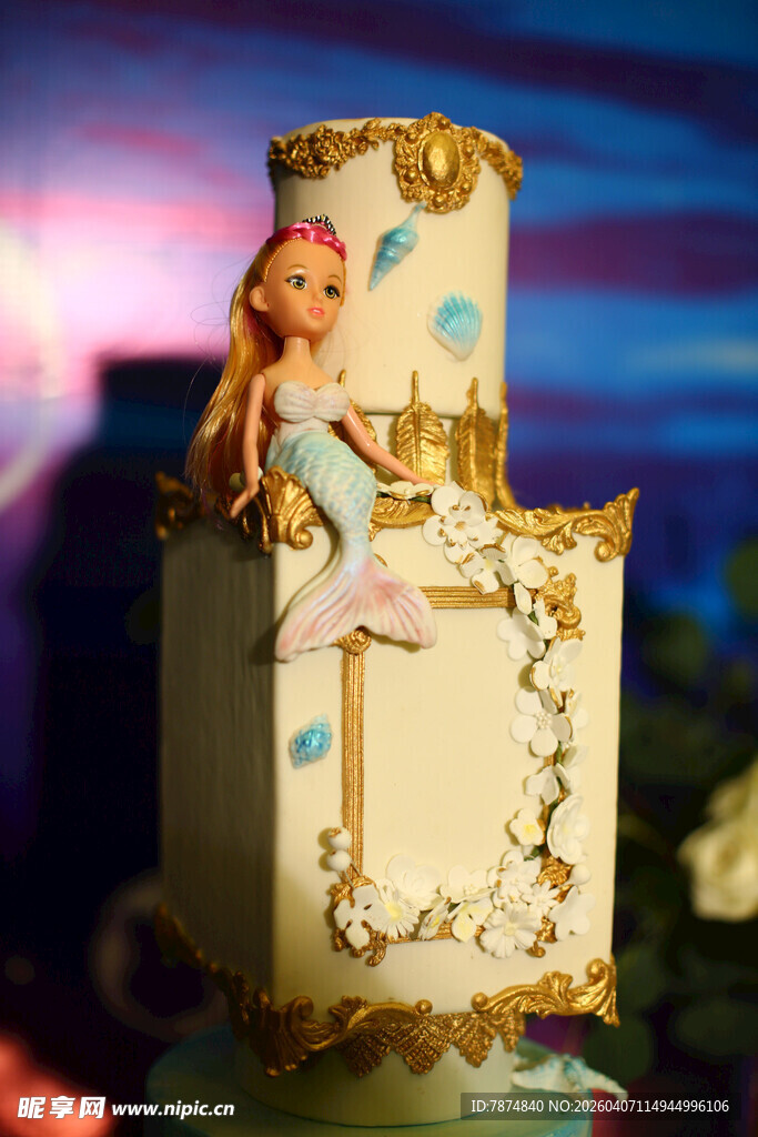 公主风多层蛋糕装饰精美