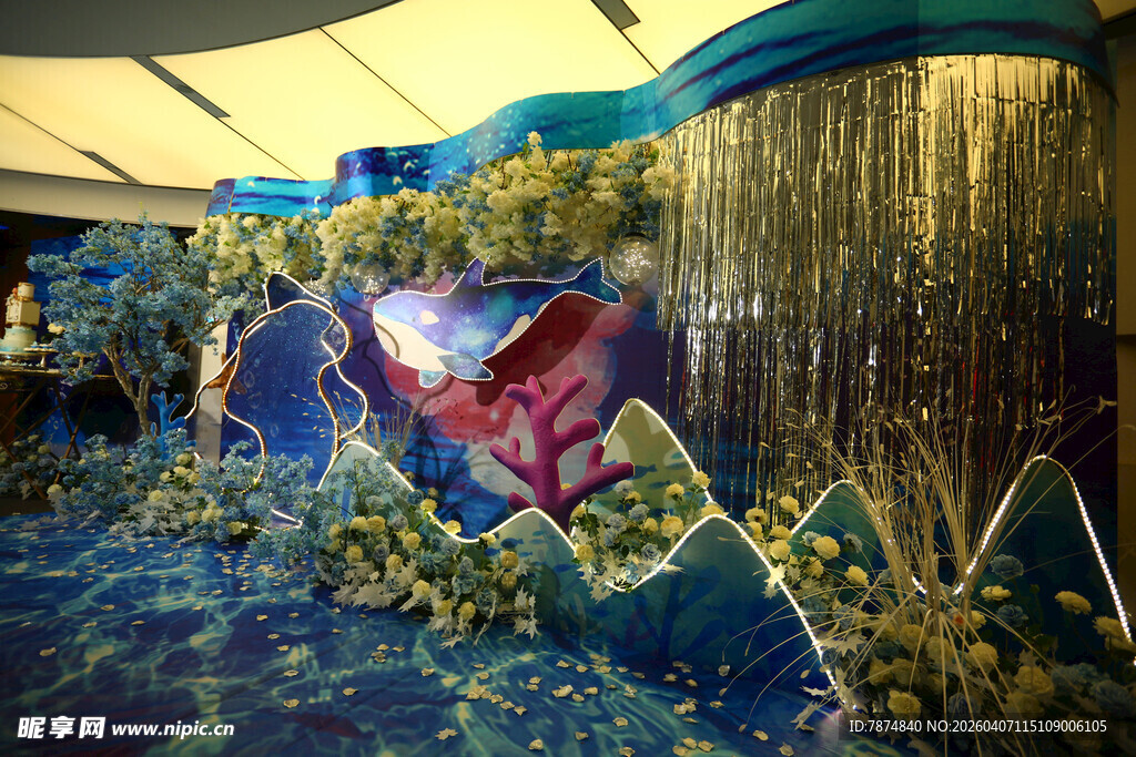 梦幻绿植中的彩色蝴蝶