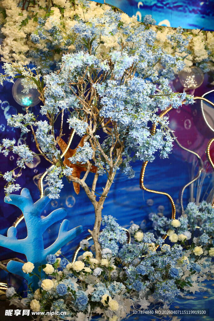 梦幻花卉与灵动元素交织