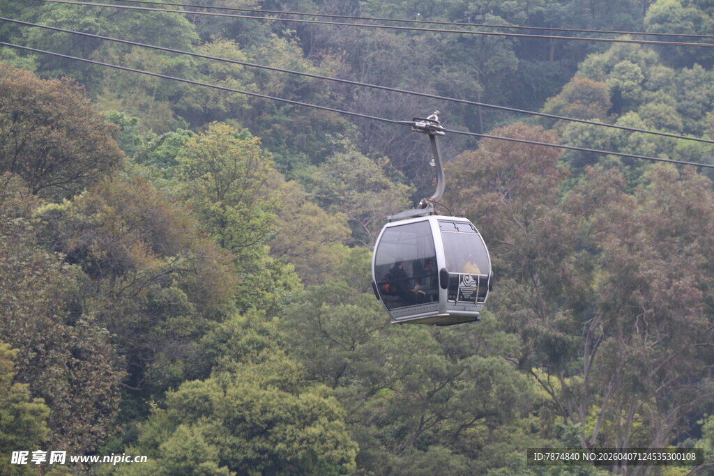 山林间的缆车穿梭