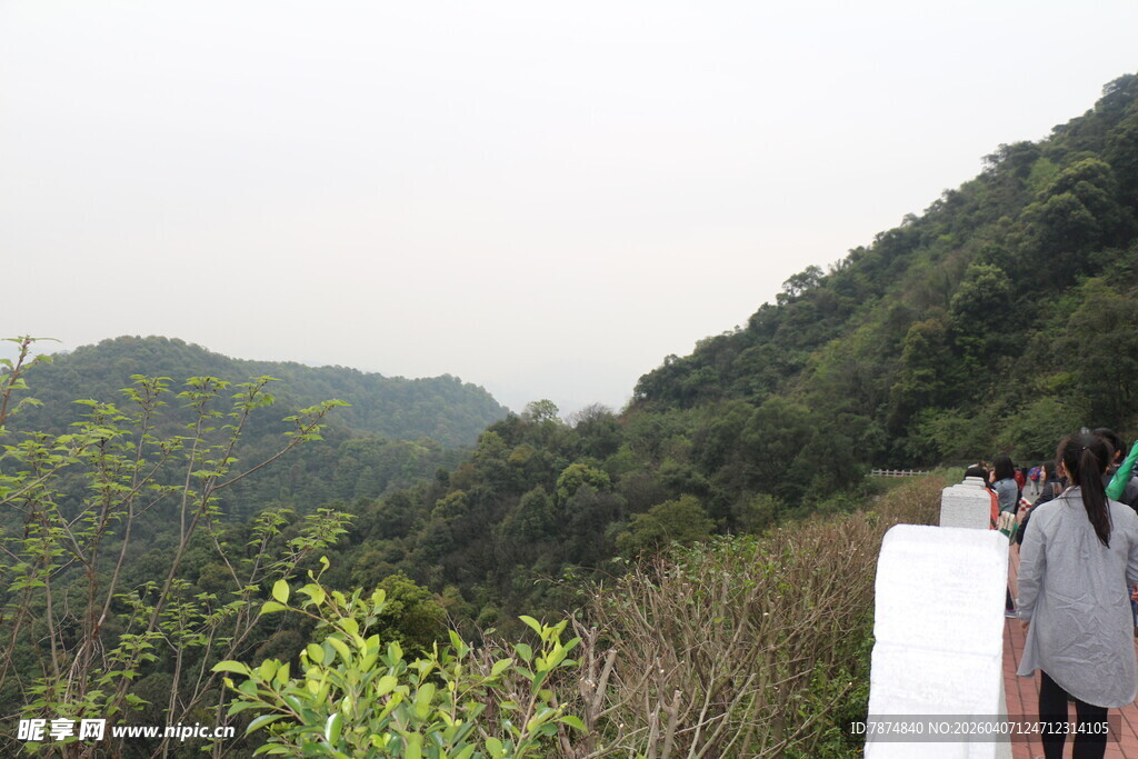 山间观景台游客赏景