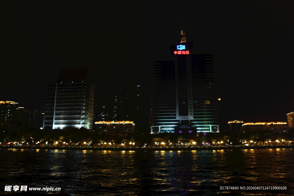 城市璀璨夜景江边建筑群