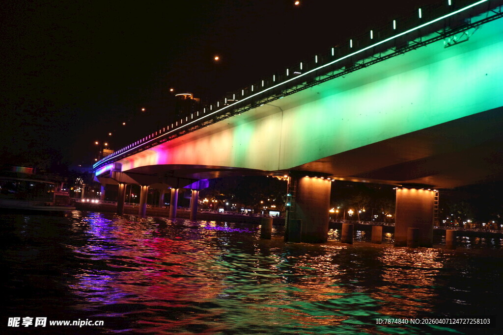 夜晚绚丽多彩的桥梁景观
