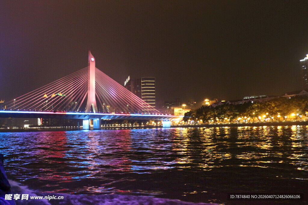 城市夜景中的璀璨桥梁