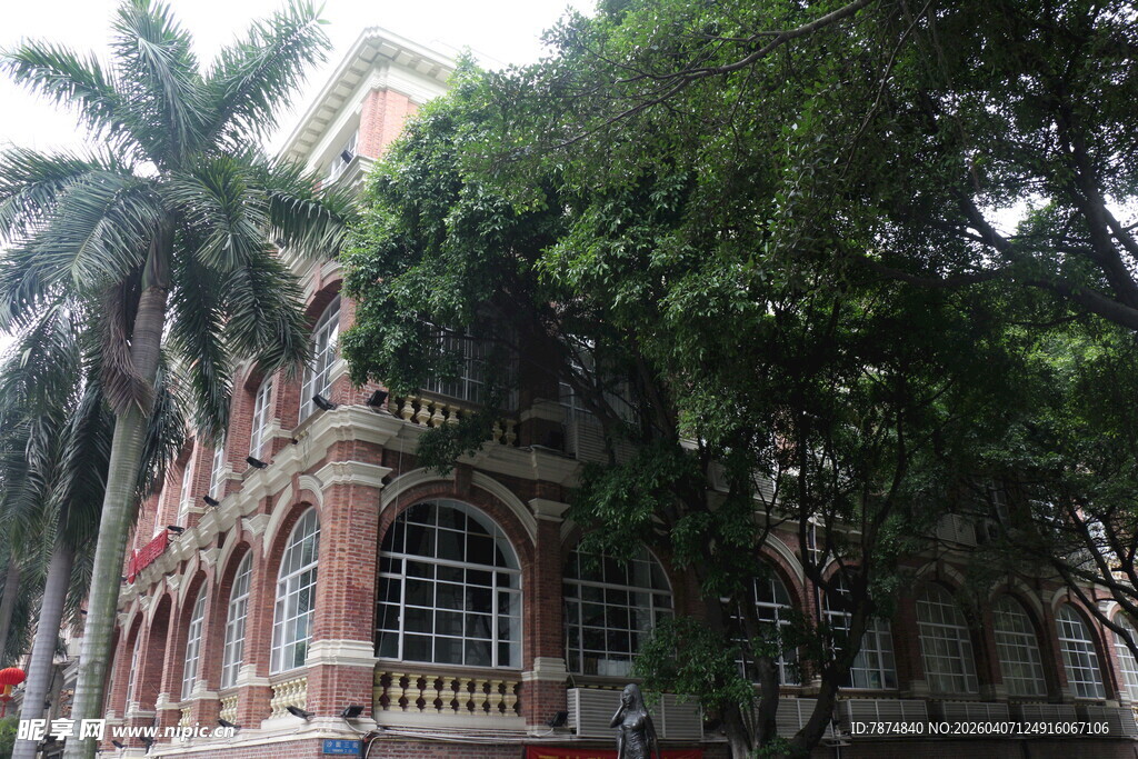 绿树掩映下的复古建筑