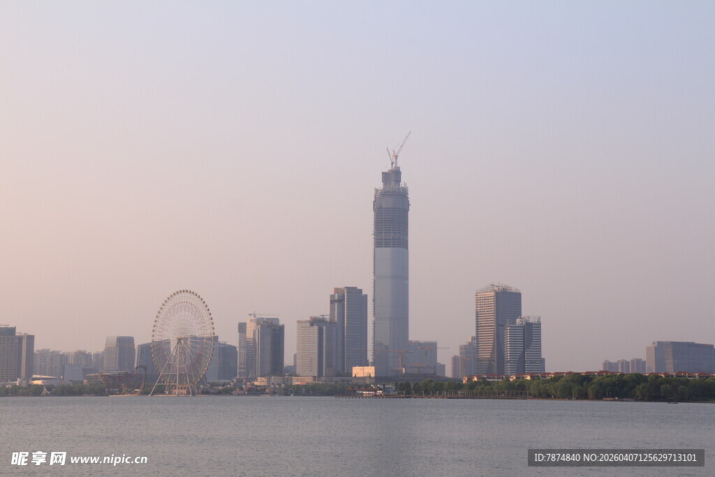 城市天际线与水域景观
