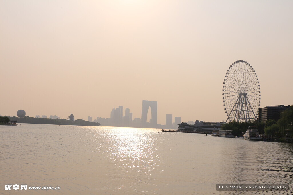 河畔摩天轮与城市天际线