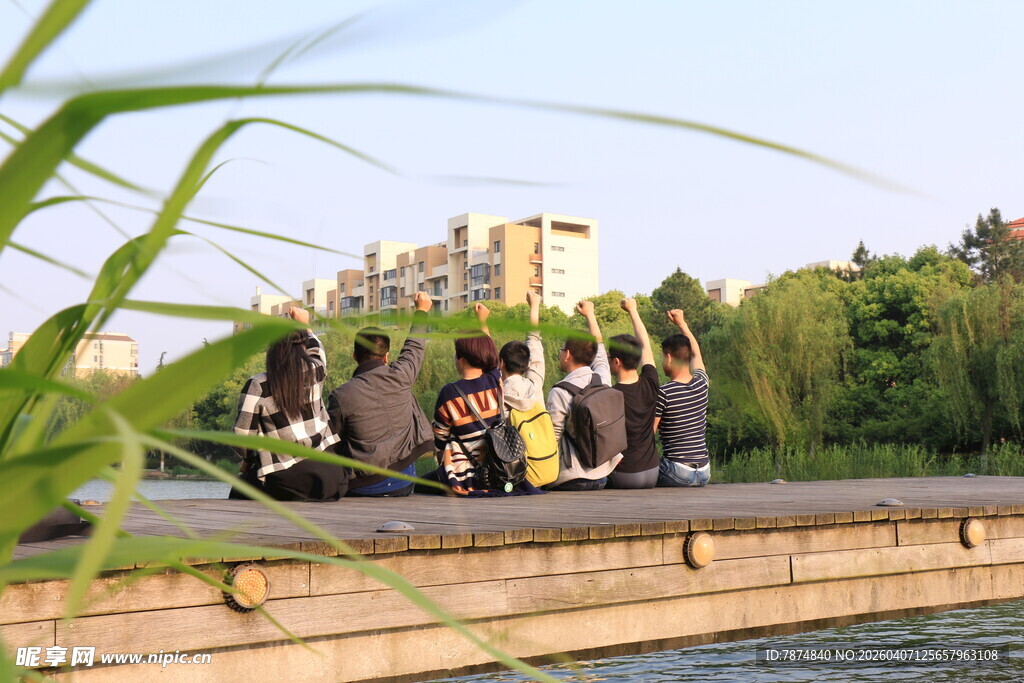 河畔人群赏景休闲时刻