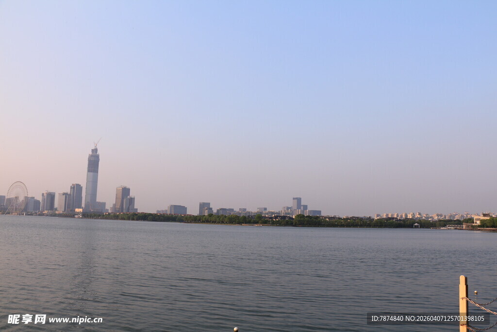 湖畔城市天际线美景