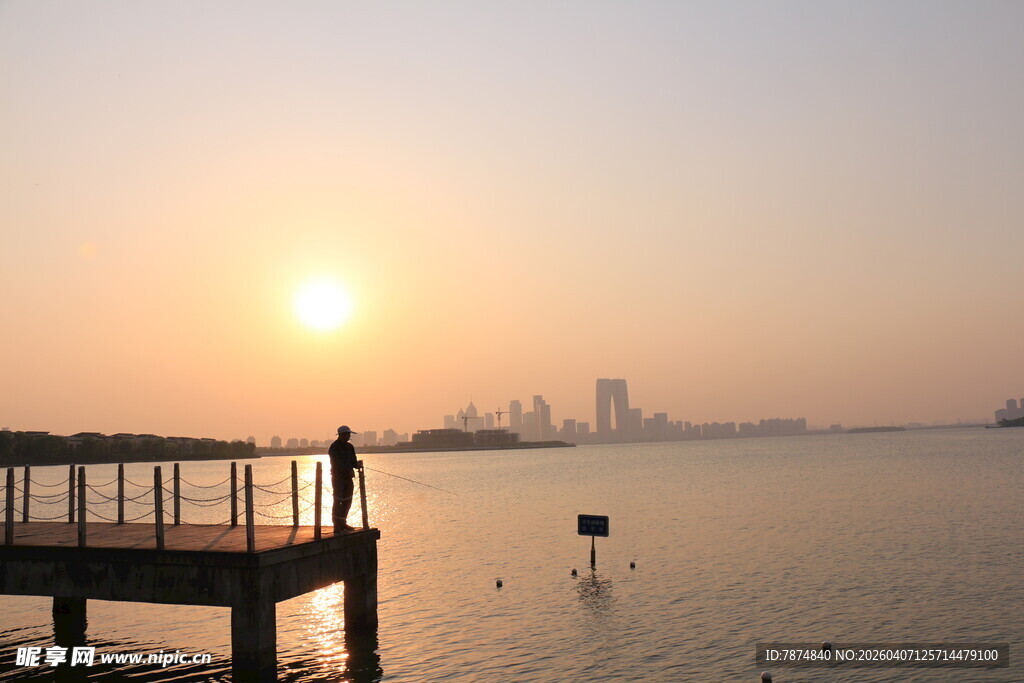 夕阳下的湖畔码头美景