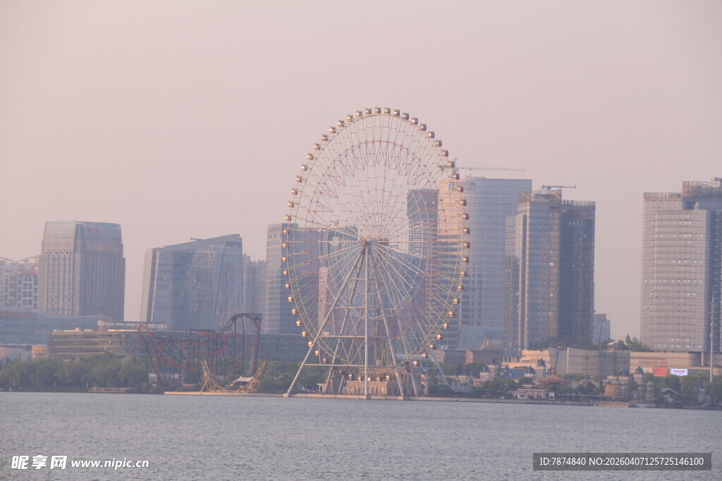 湖畔摩天轮与城市天际线